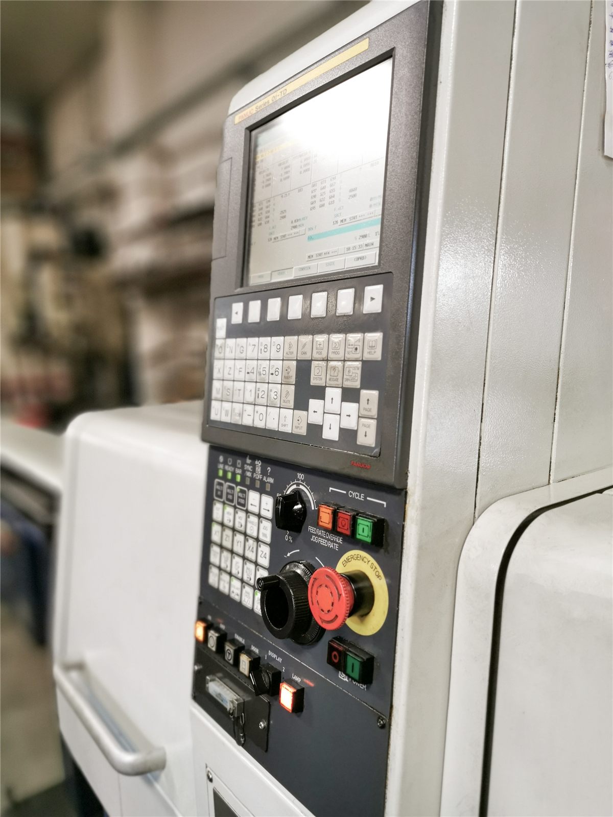 Panel de control de un torno CNC en la planta de LMG